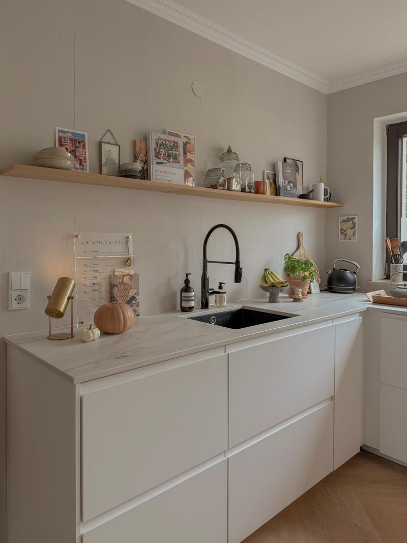 küchenregal dekorieren und organisieren