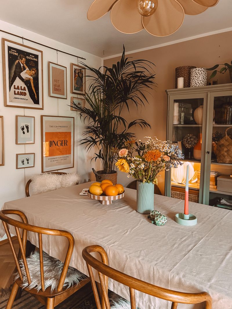 neue #Pflanze im #esszimmer #esstisch #gallerywall #
