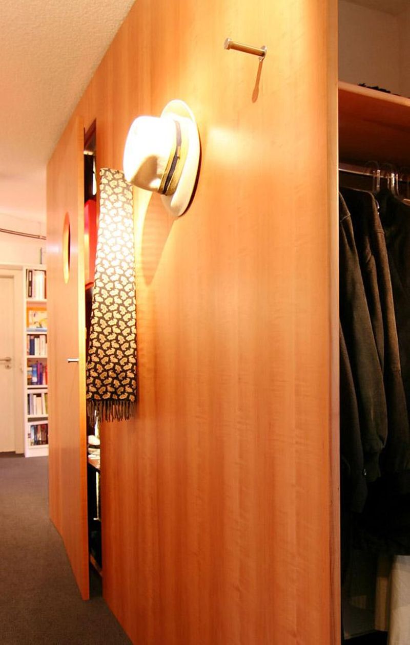 Versteckte Garderobe hinter Holz #garderobe ©Kerstin