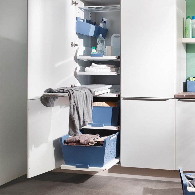 Praktischer Stauraum mit Bgelbrett in der Laundry A...