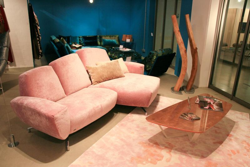 Rosa Sofa mit Kupferakzenten #beistelltisch #teppich