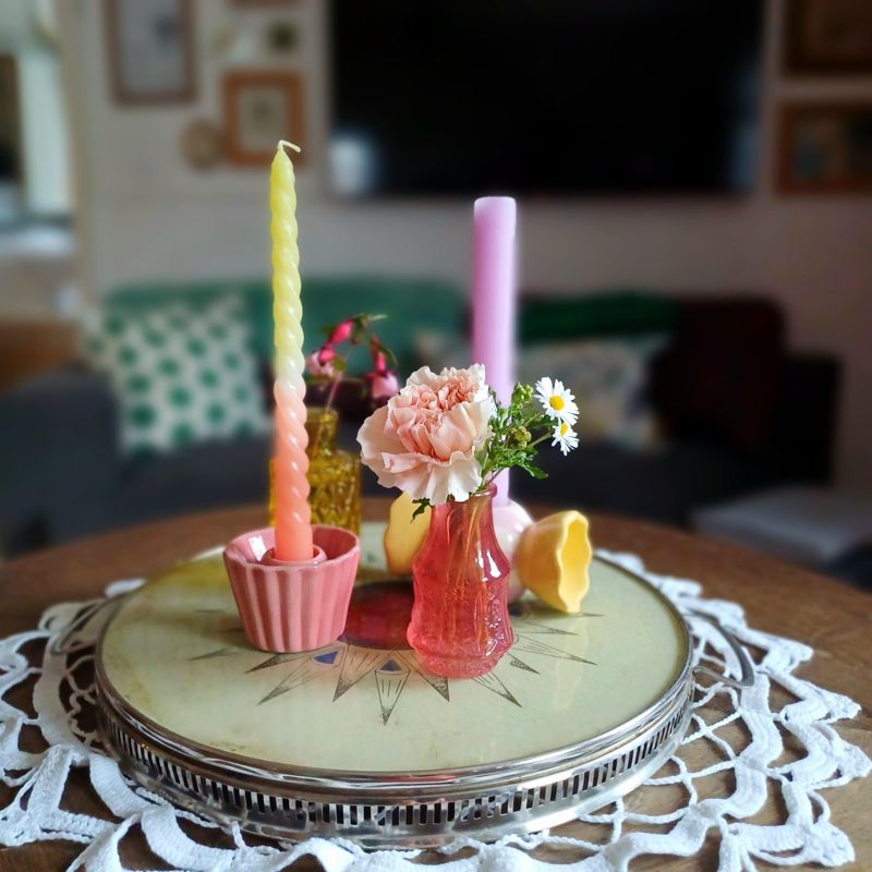 Deko auf dem #Couchtisch #Kerzen #bunt #Wohnzimmer