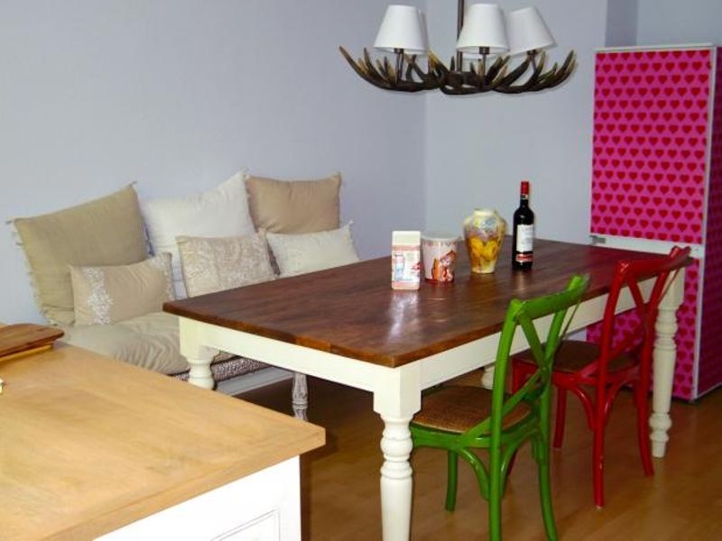 Essplatz mit Sofa und knalligem Kühlschrank in der K