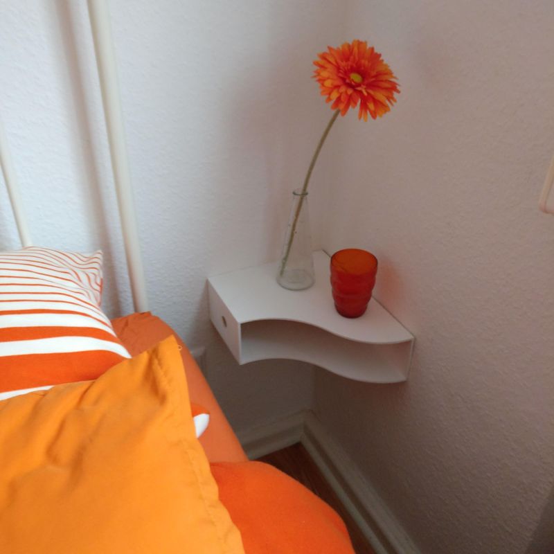 Im kleinen, engen Schlafzimmer war kein Platz für ei