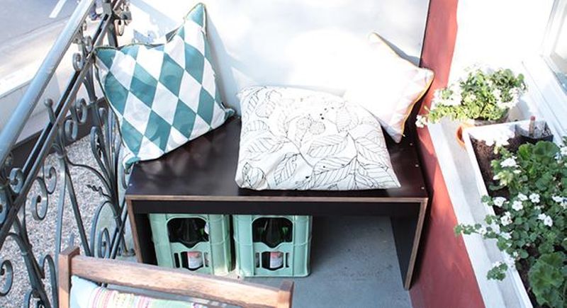 Selbstgebaute #Balkonsitzbank! #diy #balkon #kissen ...