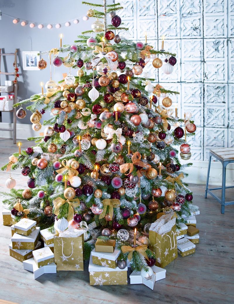 Üppig dekorierter Weihnachtsbaum #hocker #holzhocker