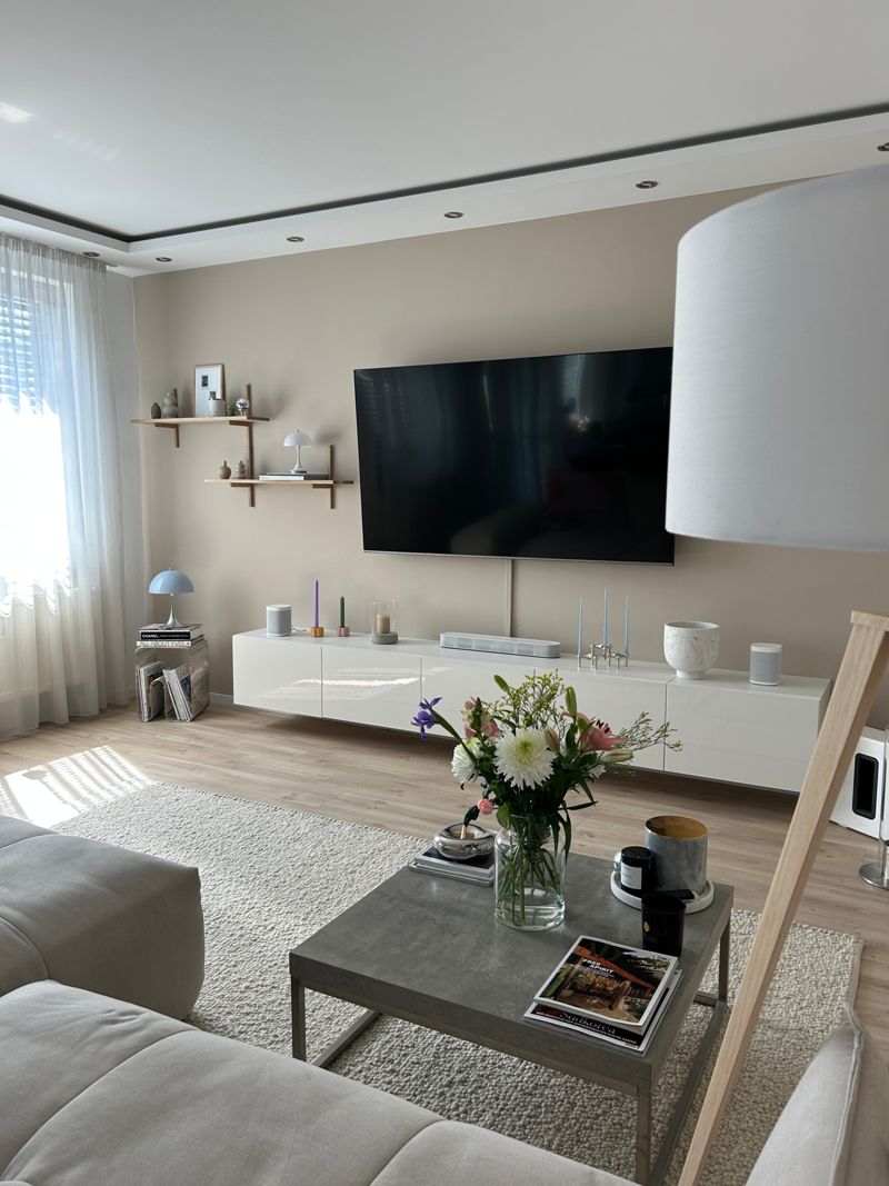 Helles, minimalistisches Wohnzimmer mit warmen Natur