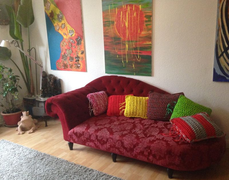 rotes Sofa mit bunten Kissen #wohngestaltung ©kladde