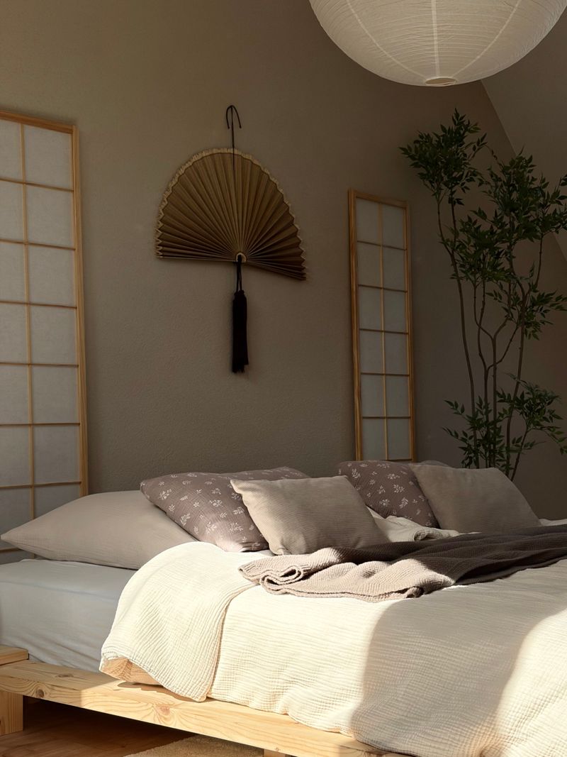 schlafzimmer #japandi #cozy #paravent #bett #bettwä