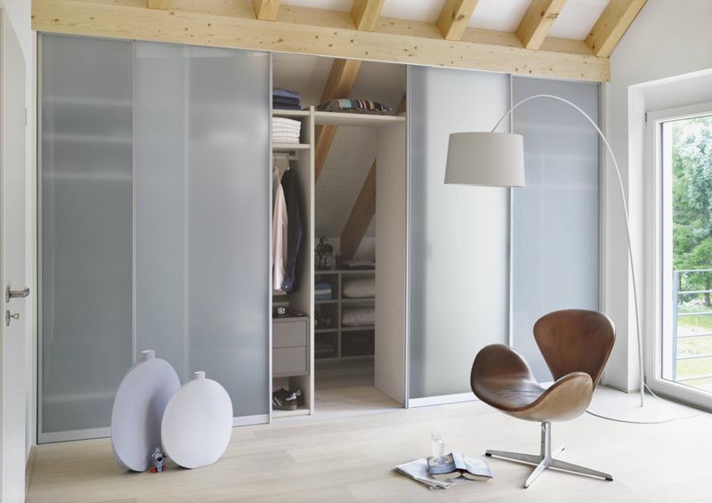 Begehbarer Kleiderschrank mit Schiebetüren #milchgla