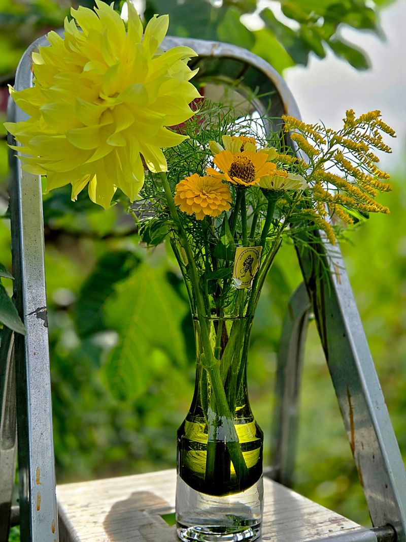 Wir lieben mit Blumen dekorierte Vasen