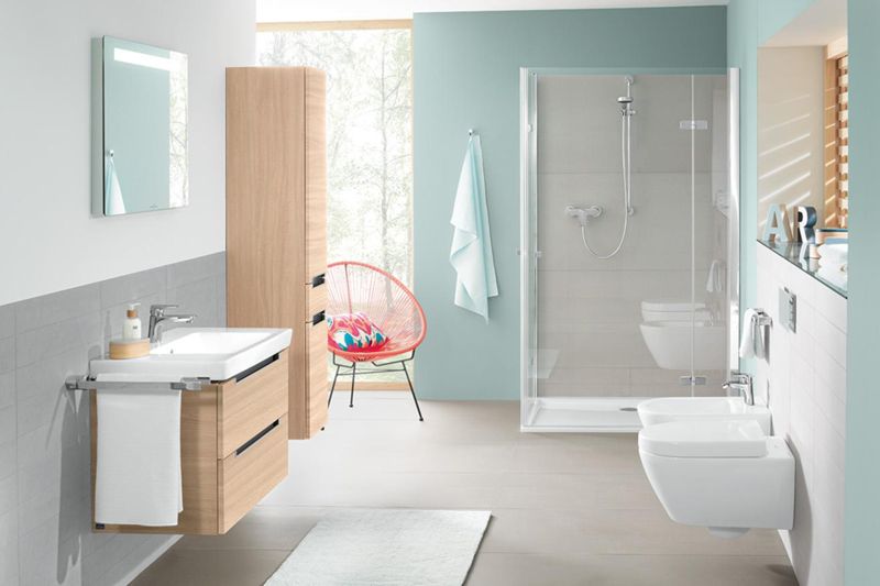 Badezimmer in Hellblau mit grauen Fliesen #holzmöbel