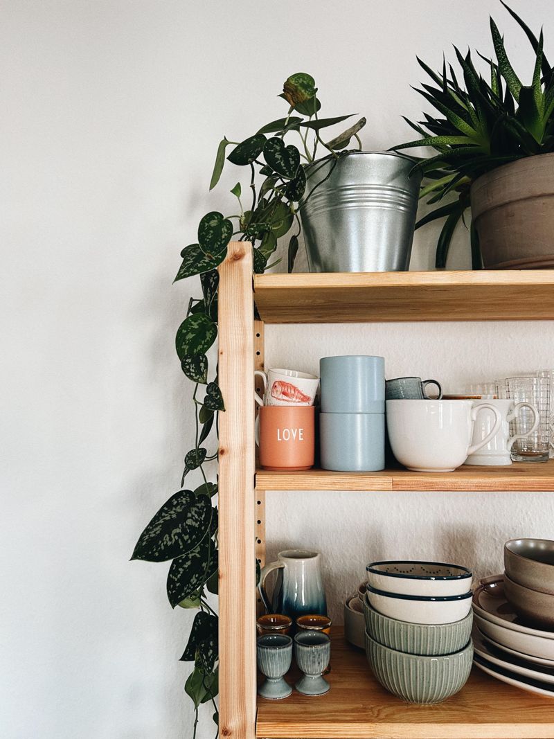 küchenregal dekorieren und organisieren