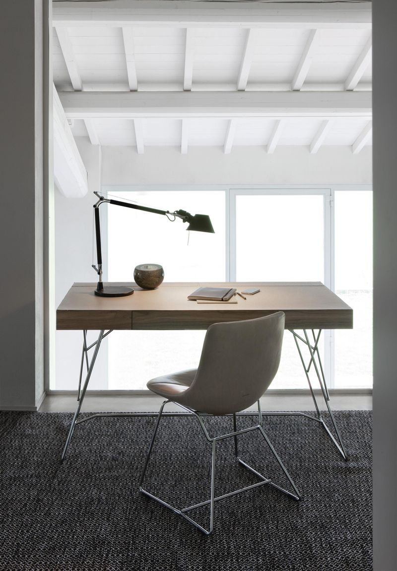 Schlichtes Arbeitszimmer #stuhl #schreibtisch #teppi
