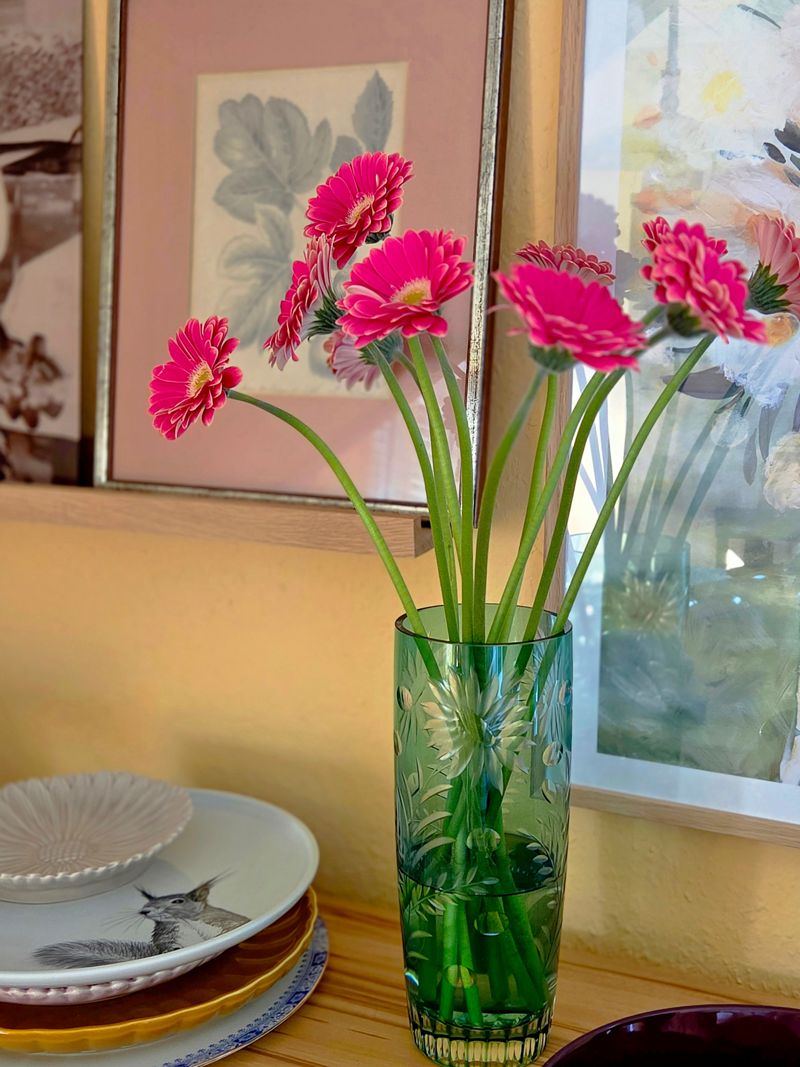 Wir lieben mit Blumen dekorierte Vasen