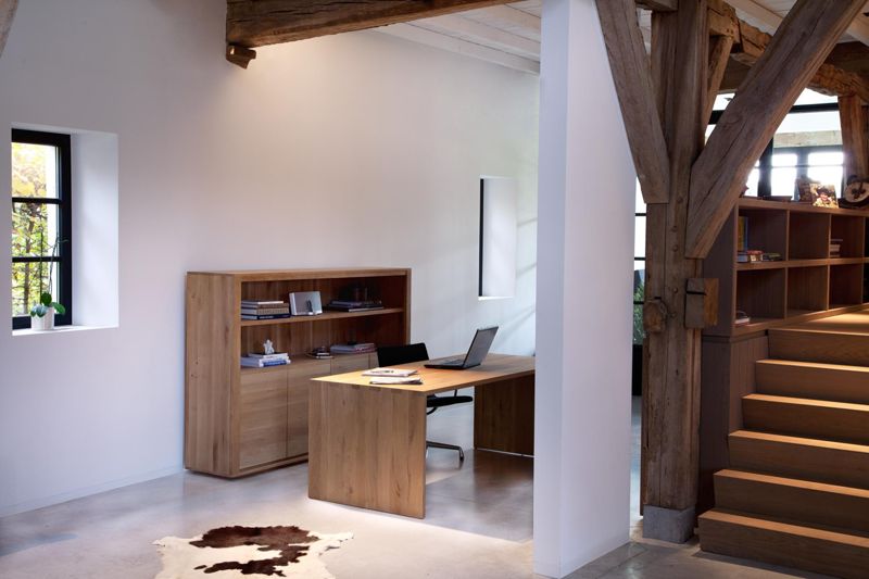 Schreibtisch aus Eichenholz #schreibtisch #teppich #