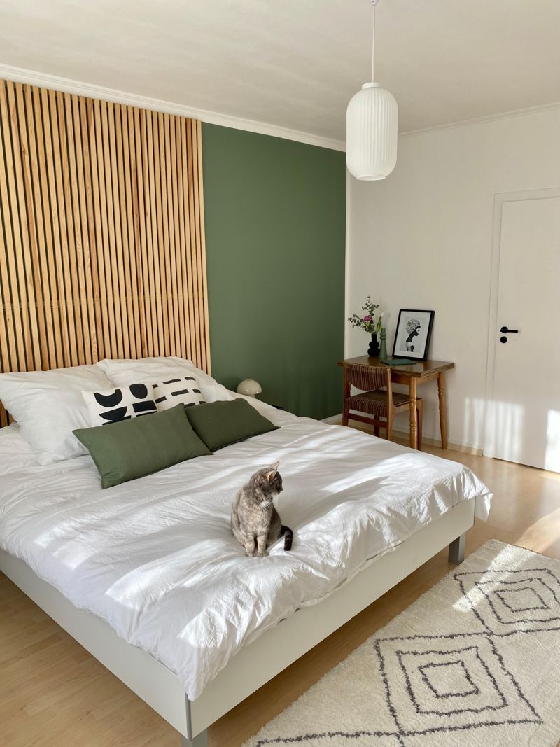 Japandi #Schlafzimmer #grün #holz #grünewand #katze