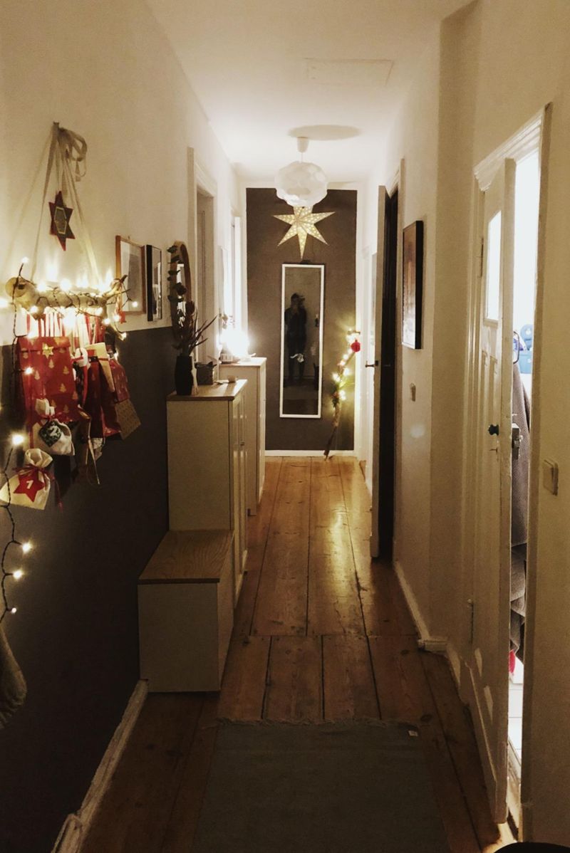 Weihnachtsdeko im Flur. Mir persönlich zu viel, aber