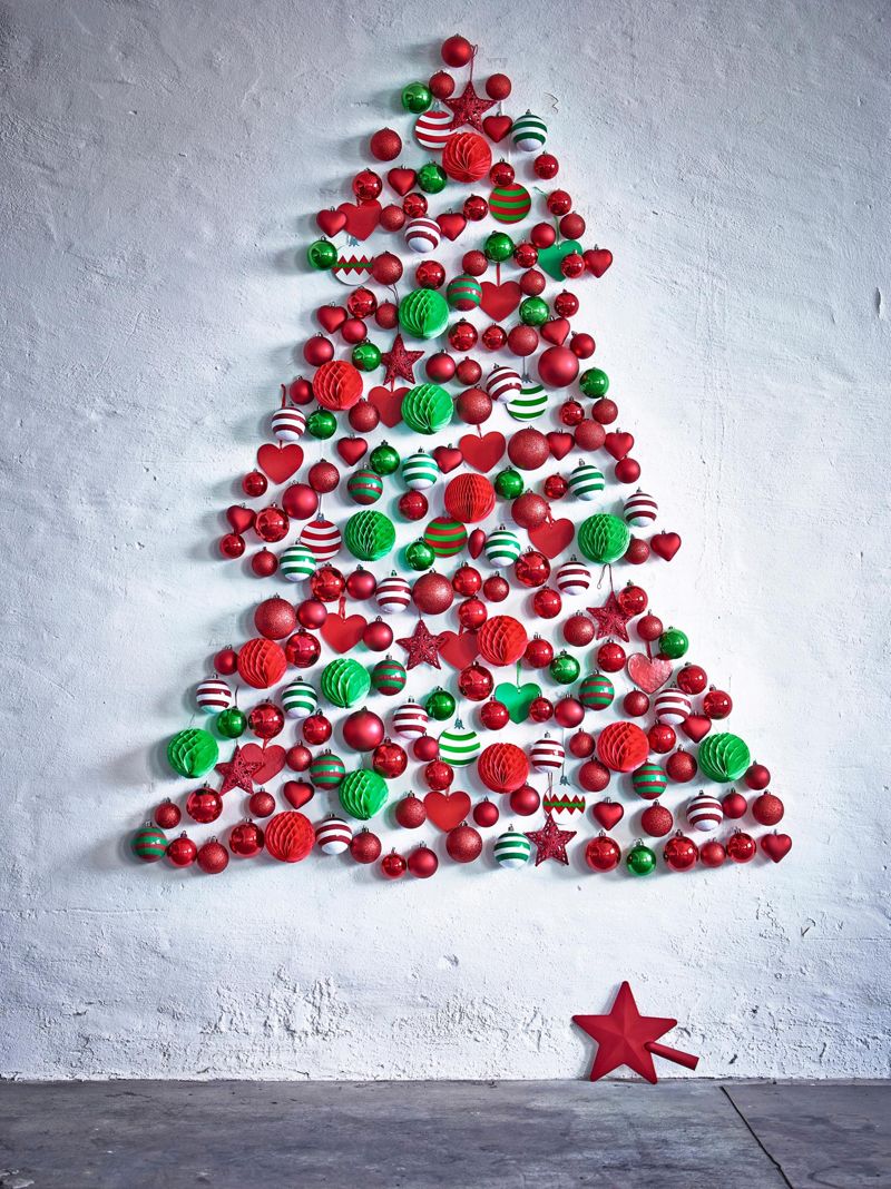 Roter und grüner Christbaumschmuck #ikea #wanddeko #